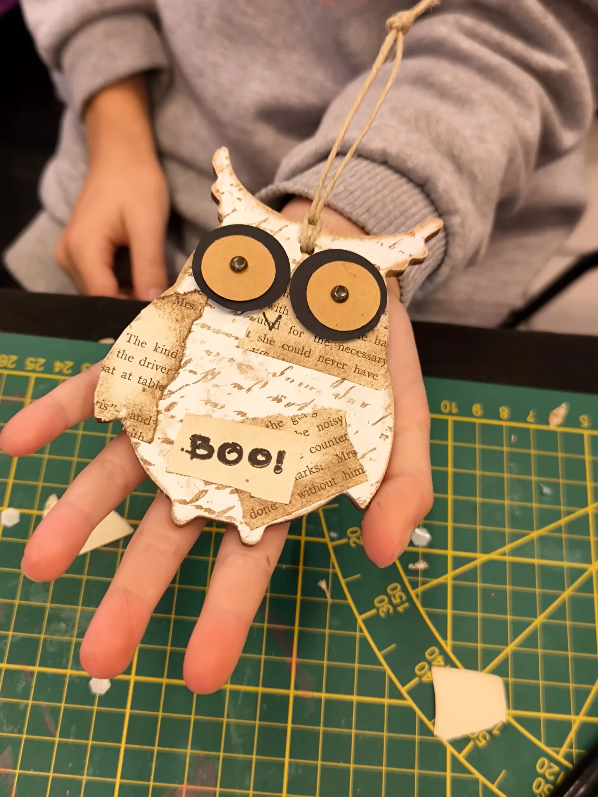 Hibou en scrapbooking réalisé par un enfant à l'atelier créatif En Scrap'Arence du salon