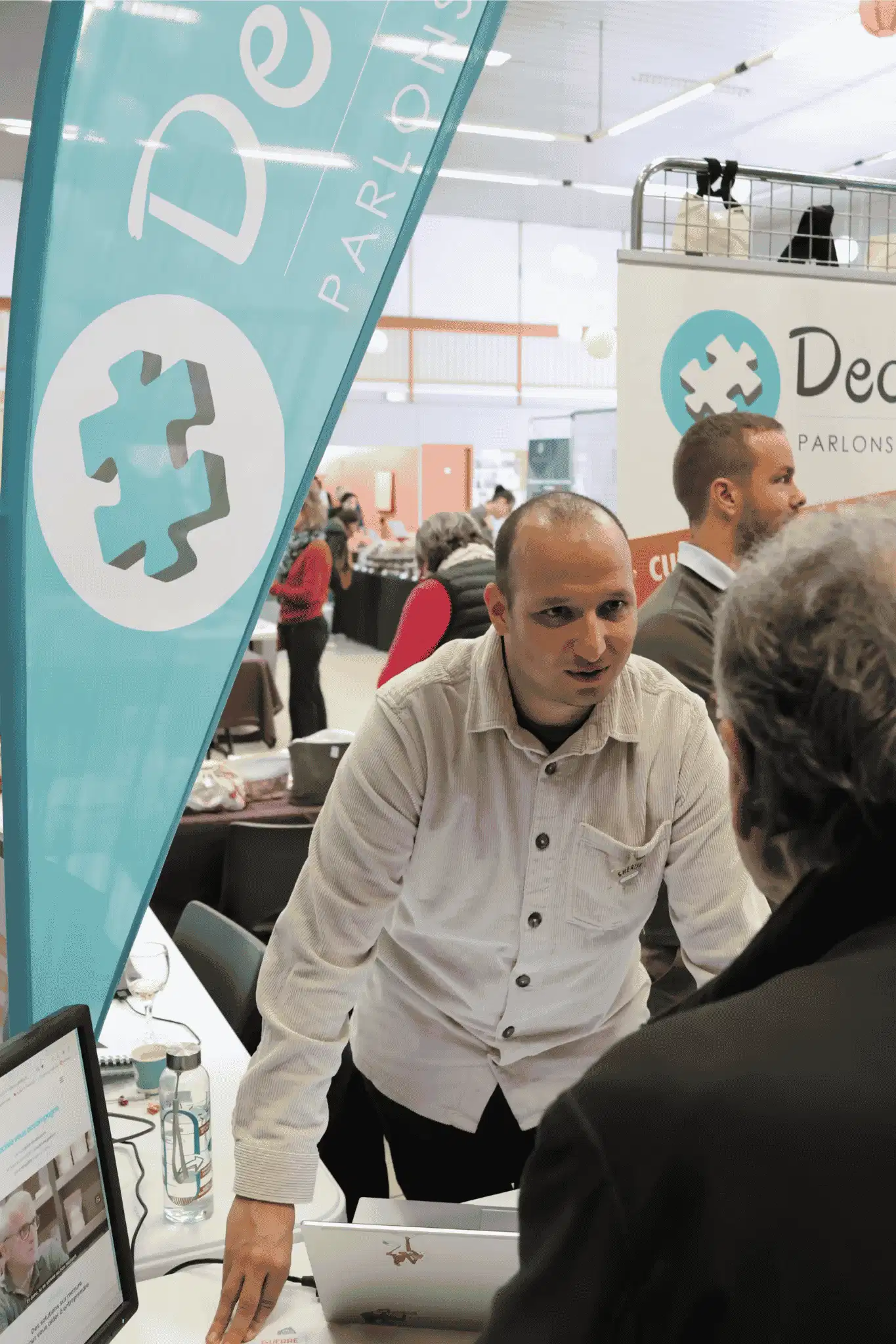 Échange sur le stand Decisio – Parlons Gestion au salon des entrepreneurs de Saint-Genis-les-Ollières