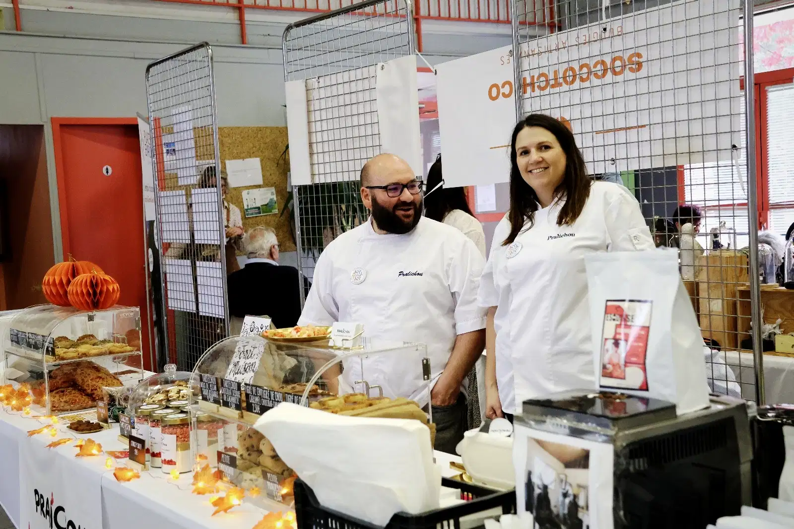 Les pâtissiers de Pralichou sur leur stand gourmand, salon de Saint-Genis-les-Ollières